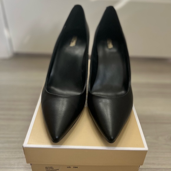 Michael Kors Black Leather Pumps Sz 11 - Picture 2 of 3